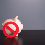 alcancia-simbolo-prohibicion-sanciones-restricciones-salida-capitales-congelacion-ahorros-falta-fondos-denegacion-ahorros-favor-inversiones_72572-4274